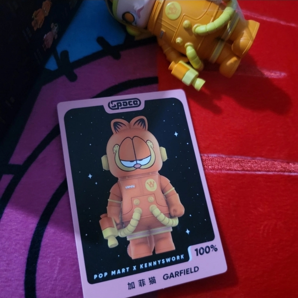 Space Molly Series 3- Garfield - Picture 2 of 5